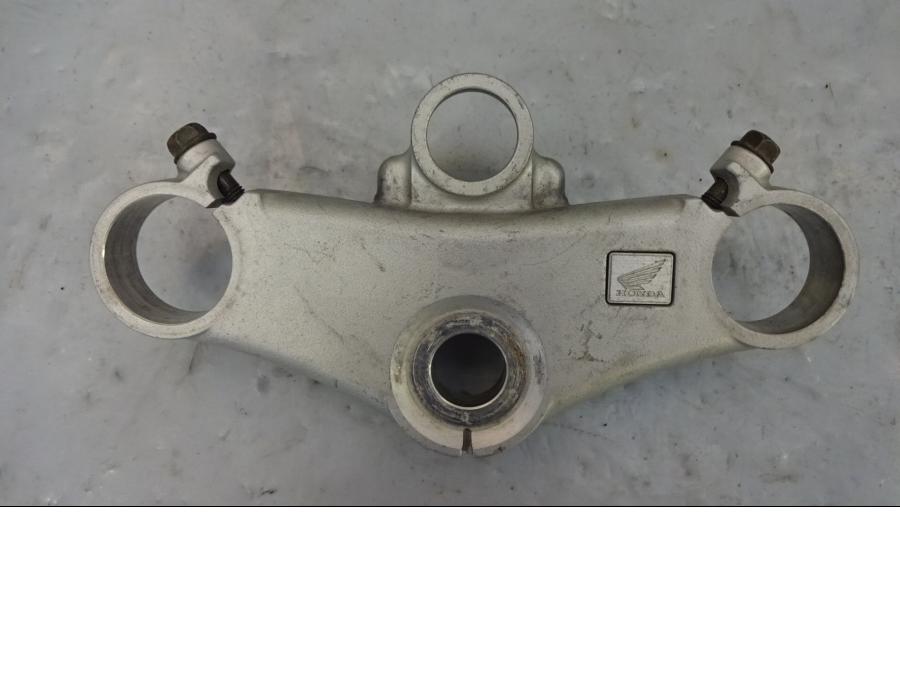Framsidan på Gaffelkrona från en Honda VTR 1000 F -1997 motorcykel.