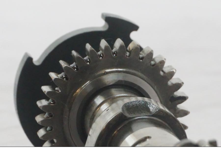 Vänster sida på Kamaxel från en BMW R 1200 GS -2018 motorcykel.