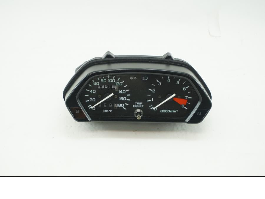 Framsidan på Instrumentpanel från en Honda NX 650 -1998 motorcykel.