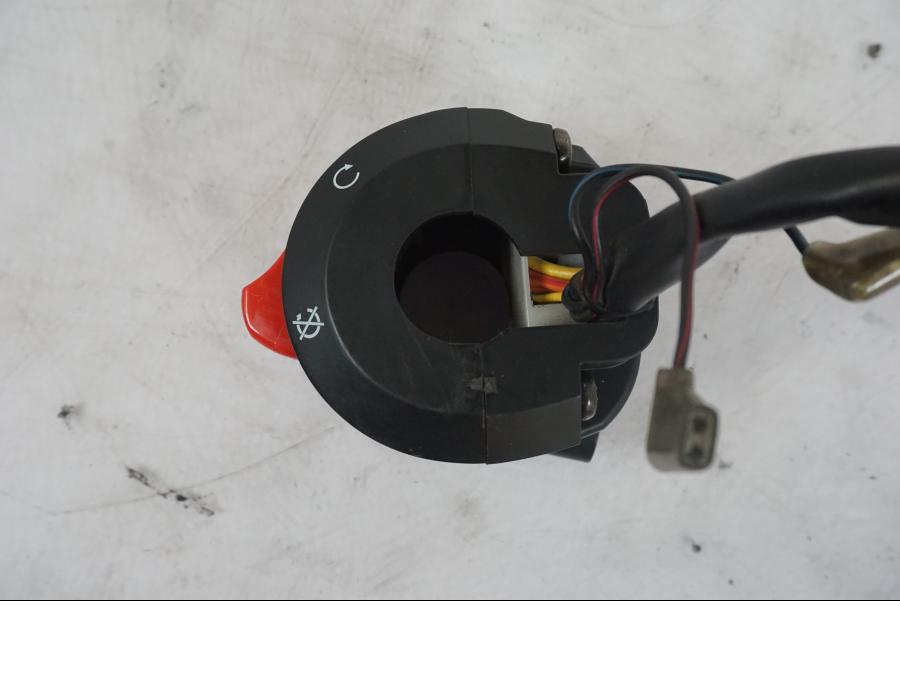 Snett nerifrån på Styrelreglage från en Suzuki GSX-R 1000 -2005 motorcykel.