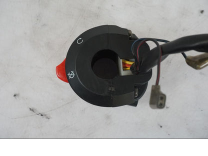 Snett nerifrån på Styrelreglage från en Suzuki GSX-R 1000 -2005 motorcykel.