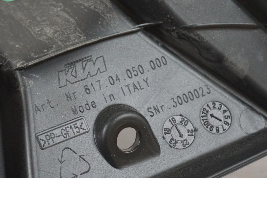 Snett uppifrån på Svingskärm från en KTM 1290 Super Duke R EVO -2023 motorcykel.