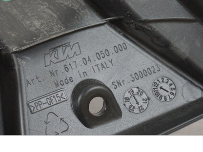 Snett uppifrån på Svingskärm från en KTM 1290 Super Duke R EVO -2023 motorcykel.