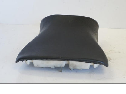 Snett nerifrån på Sadel från en Yamaha YZF 1000 R -1997 motorcykel.