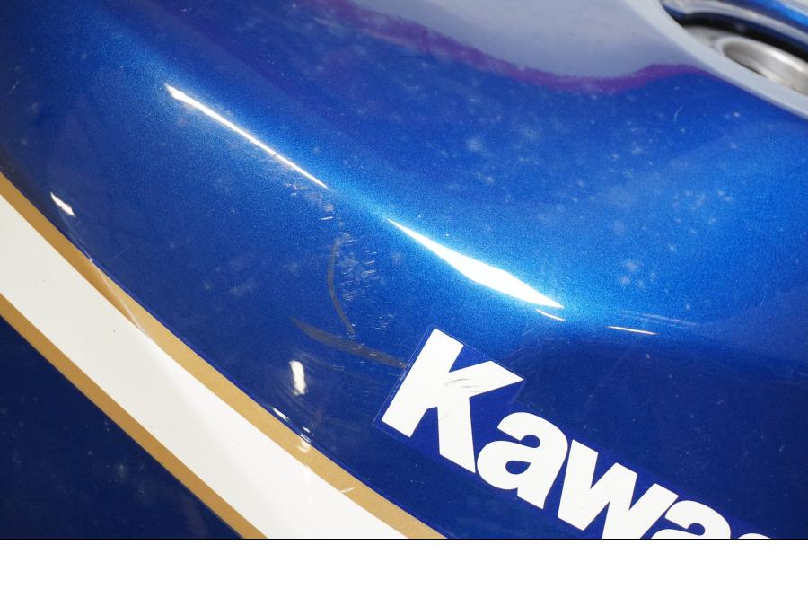 Höger sida på Bensintank från en Kawasaki ZX-10 -2014 motorcykel.