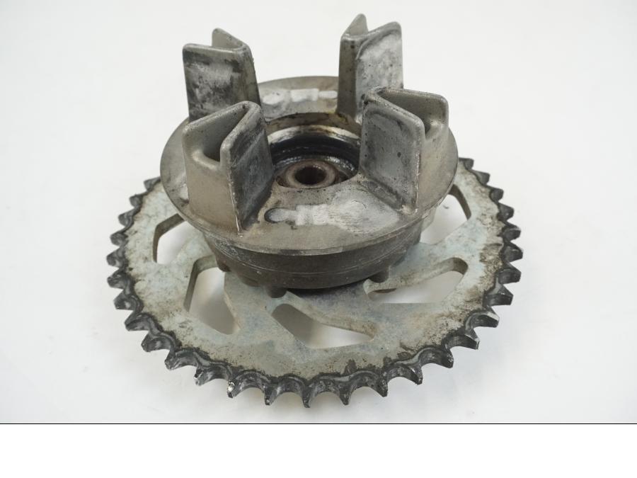 Snett nerifrån på Drevfäste från en Honda CBR 125 R -2006 motorcykel.