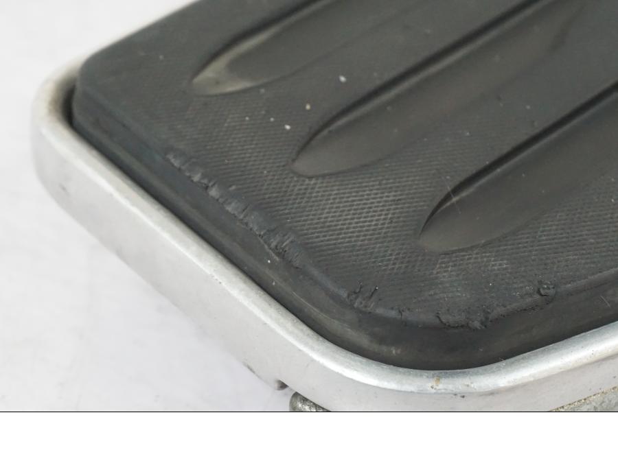 Baksidan på Fotplatta från en Yamaha XVS 1100 -2004 motorcykel.