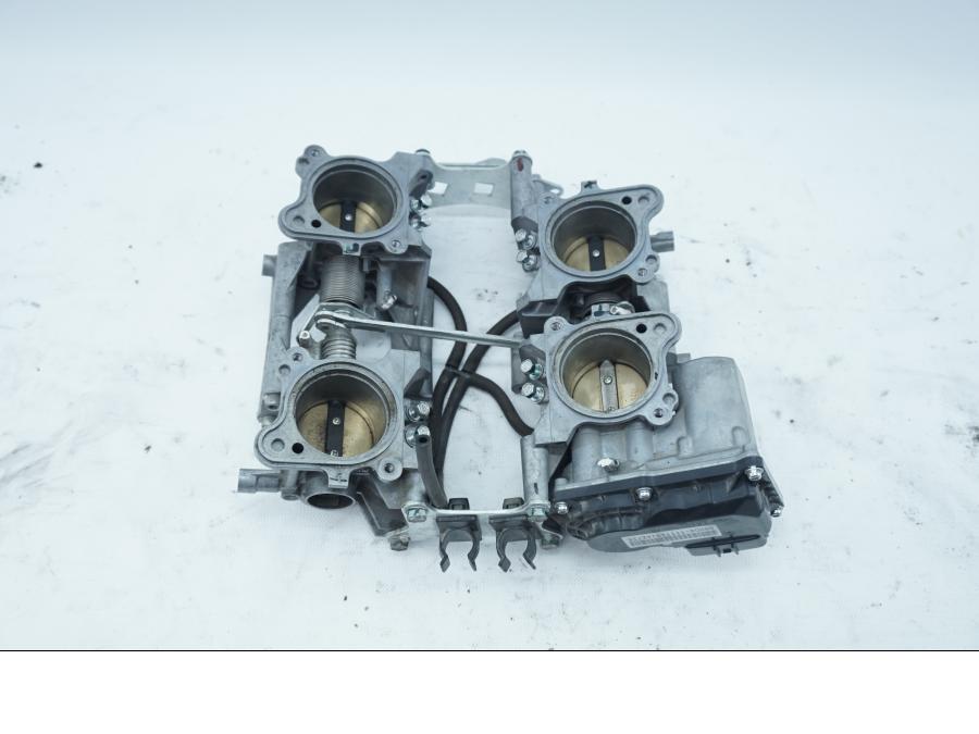 Framsidan på Spjällhus från en Honda VFR 1200 -2012 motorcykel.