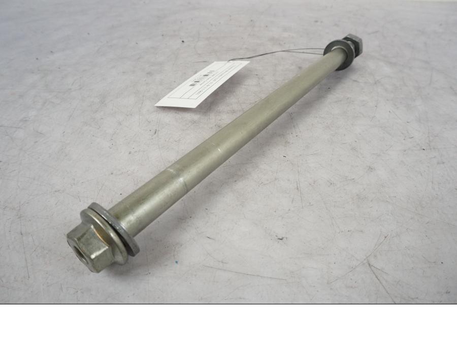 Baksidan på Axel från en Triumph Bonneville T120 -2021 motorcykel.