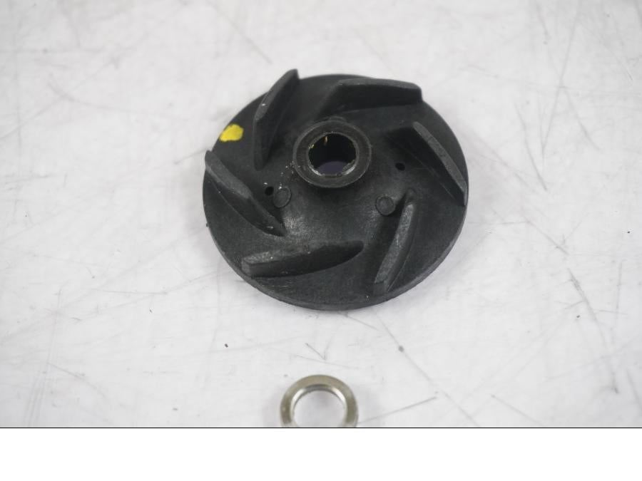 Baksidan på Vattenpump från en KTM 125 Duke -2017 motorcykel.