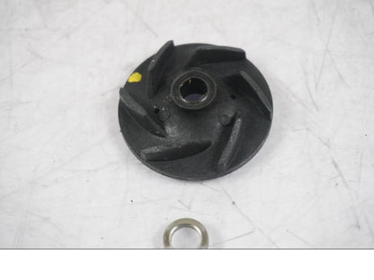 Baksidan på Vattenpump från en KTM 125 Duke -2017 motorcykel.