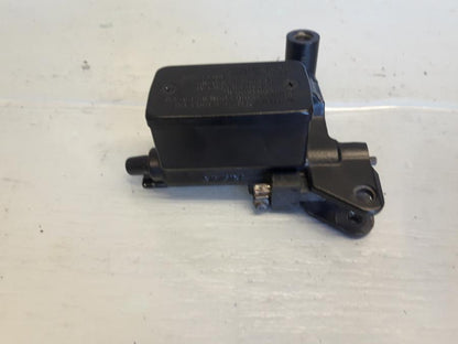 Framsidan på Kopplingshuvudcylinder från en Suzuki DL 1000 -2018 motorcykel.