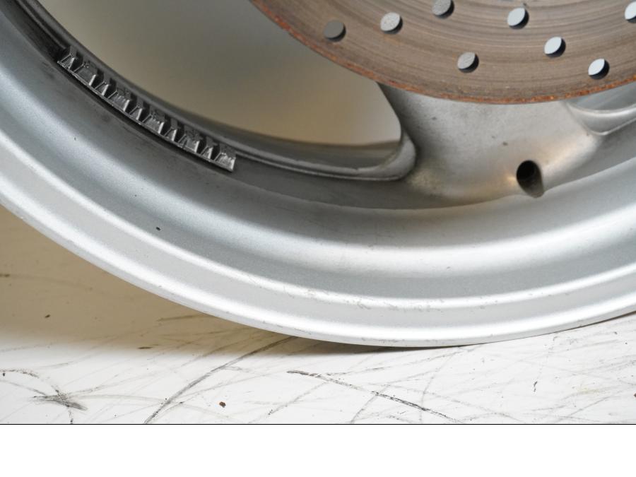 Höger sida på Fälg från en Yamaha YZF 1000 R -1998 motorcykel.