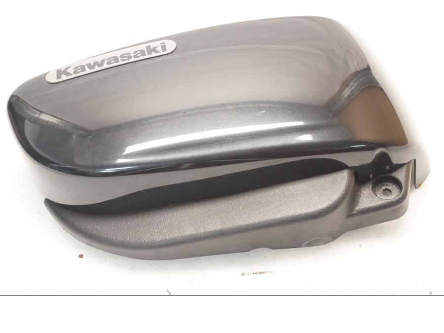 Framsidan på Sidopanel från en Kawasaki VN 1500 Mean Streak -2003 motorcykel.