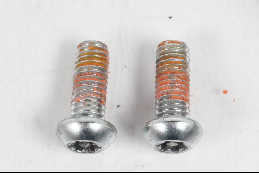 Baksidan på <p>Sadellås från Suzuki GSX 750 W 2002.</p>

<p>Med 1st nyckel.</p> motorcykel.