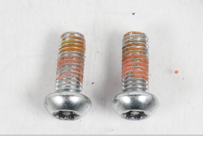 Baksidan på <p>Sadellås från Suzuki GSX 750 W 2002.</p>

<p>Med 1st nyckel.</p> motorcykel.