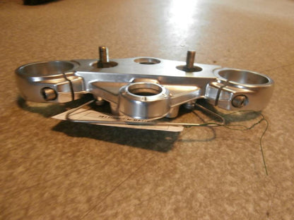 Vänster sida på <p>Gaffelkrona övre från Triumph Speed Triple 2009.</p>

<p>Okej skick.</p> motorcykel.