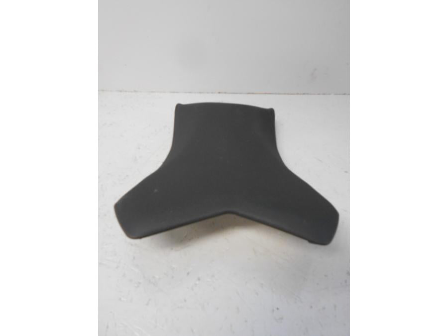 Vänster sida på <p>Sadel fram från Kawasaki Z 800 2013.</p>

<p>Seat-assy, Fr, Black (13-16).</p>

<p>Litet hål i klädseln bak på vänster sida se bild.</p> motorcykel.