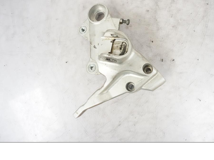 Framsidan på Fotpinnefäste från en KTM 690 SMCR -2016 motorcykel.