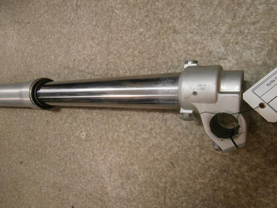 Framsidan på Gaffelben från en Aprilia SXV 550 -2007 motorcykel.