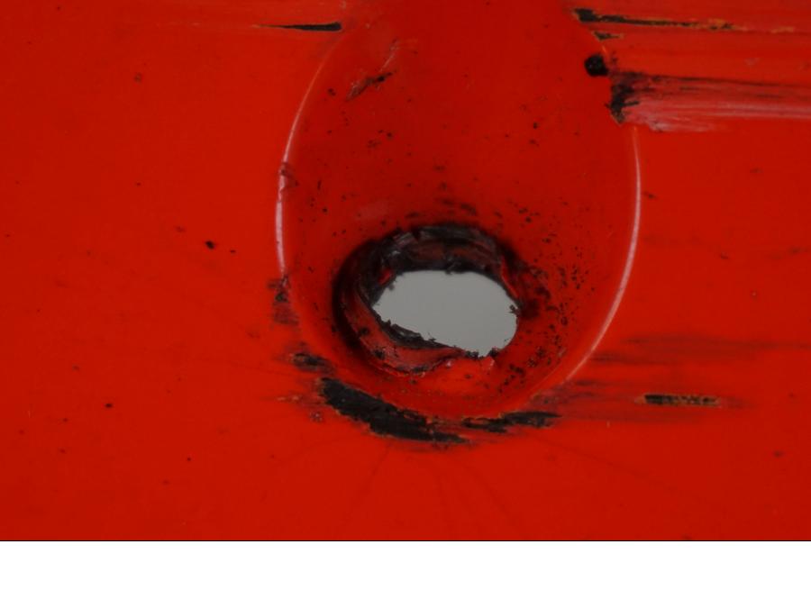 Extrabild2 på <p>Magkåpa höger från Aprilia RSV 1000 R Factory 2008.</p>

<p>Skrapmärken, ett mindre hål, mindre spricka, repor och</p>

<p>lacksläpp se bilder.</p> motorcykel.