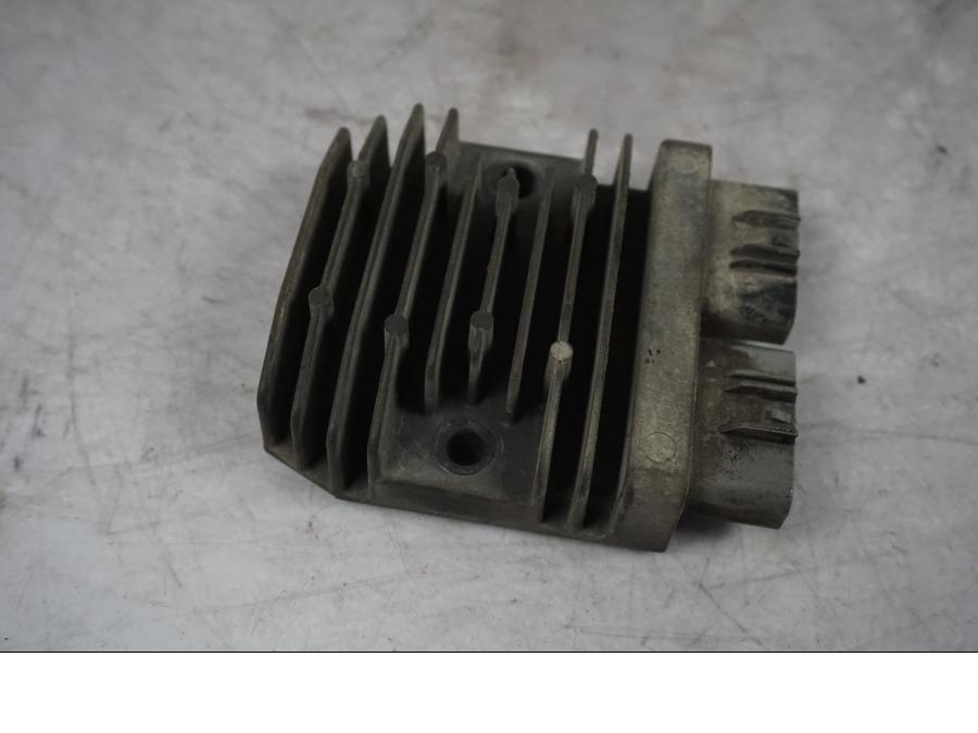 Baksidan på Likriktare från en Triumph Tiger Explorer -2016 motorcykel.