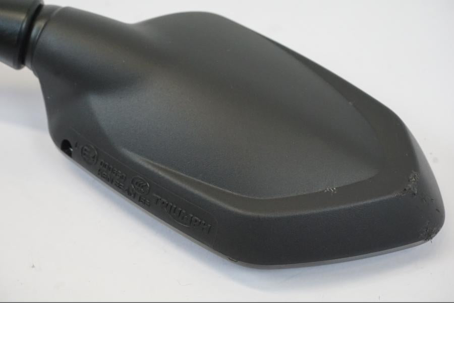 Snett nerifrån på Backspegel från en Triumph Trident -2021 motorcykel.