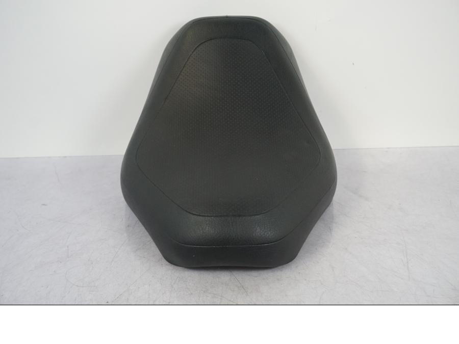 Höger sida på Sadel från en Suzuki VZ 800 -2000 motorcykel.