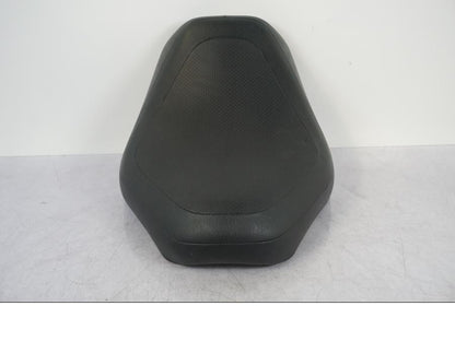 Höger sida på Sadel från en Suzuki VZ 800 -2000 motorcykel.