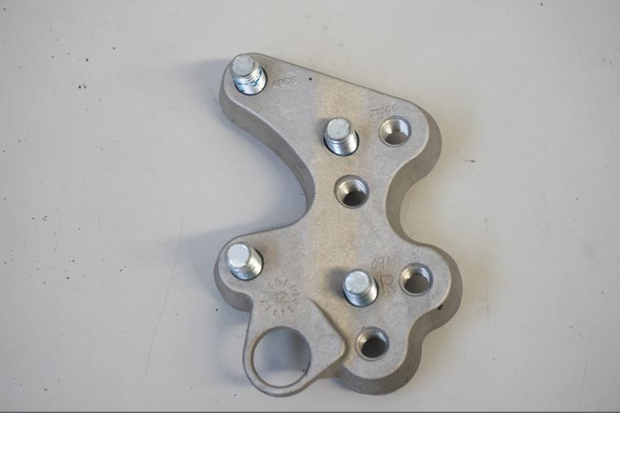 Baksidan på Fotpinnefäste inre från en Suzuki GSX-R 1000 -2013 motorcykel.