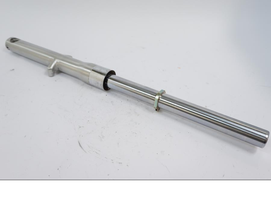 Snett uppifrån på Gaffelben från en Kawasaki VN 1500 -2002 motorcykel.