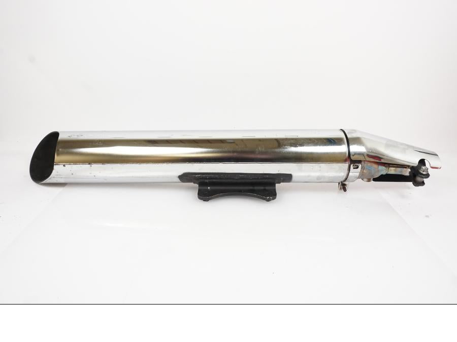 Baksidan på Ljuddämpare från en Suzuki VL 800 -2009 motorcykel.