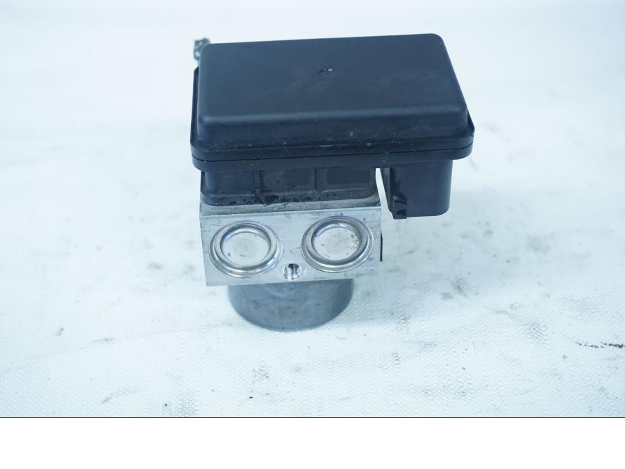 Snett uppifrån på ABS Modulator från en Kawasaki Ninja 650 -2018 motorcykel.