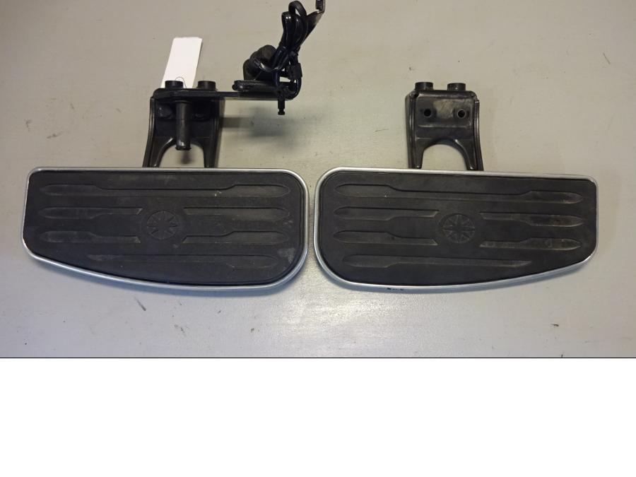 Framsidan på Fotplatta från en Yamaha XV 1600 -2002 motorcykel.