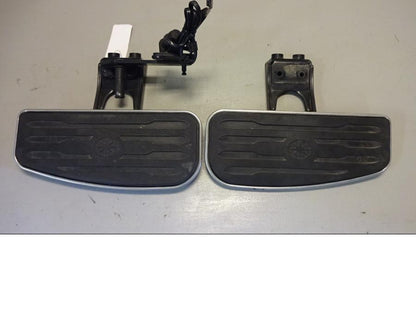 Framsidan på Fotplatta från en Yamaha XV 1600 -2002 motorcykel.