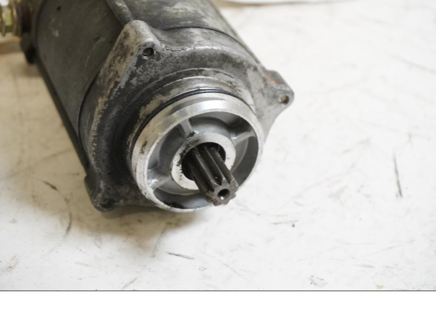 Baksidan på Startmotor från en Honda VFR 800 -2000 motorcykel.