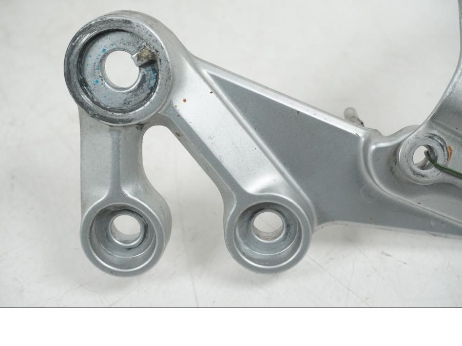 Vänster sida på Fotpinnefäste inre från en Suzuki GSX-R 1000 -2005 motorcykel.