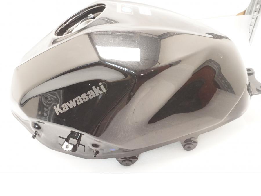 Vänster sida på Bensintank från en Kawasaki Z 400 -2020 motorcykel.