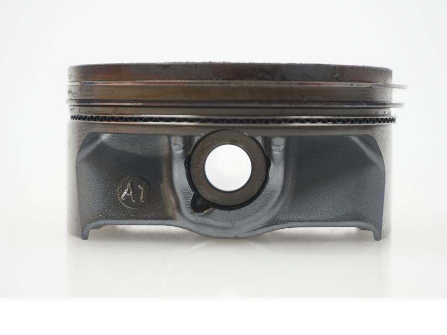 Vänster sida på Kolv från en BMW F 850 GS -2019 motorcykel.