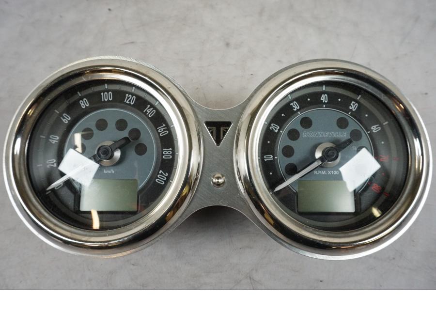 Baksidan på Instrumentpanel från en Triumph Bonneville T120 -2021 motorcykel.