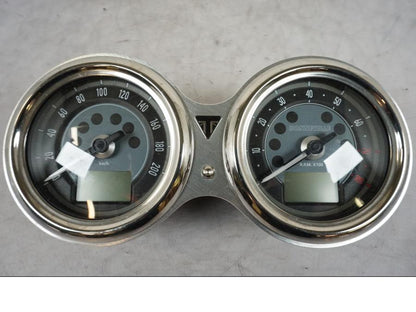 Baksidan på Instrumentpanel från en Triumph Bonneville T120 -2021 motorcykel.