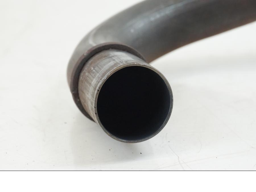 Snett uppifrån på Grenrör från en Honda VFR 800 -2003 motorcykel.