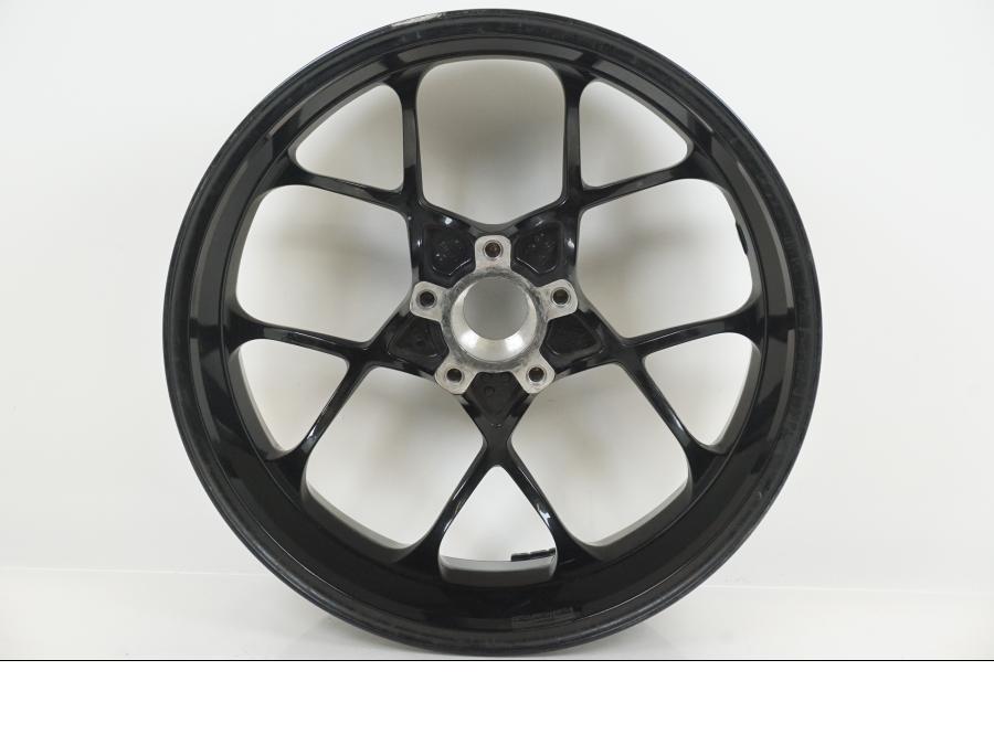 Vänster sida på Fälg från en KTM 1290 Super Duke -2018 motorcykel.