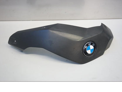 Framsidan på Bensintankskåpa från en BMW R 1200 GSA -2011 motorcykel.