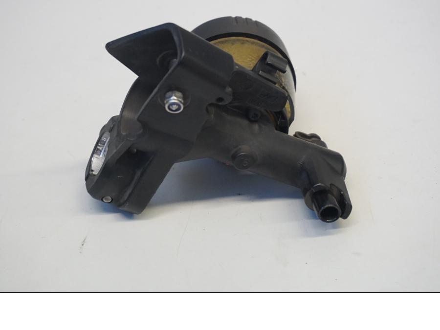 Höger sida på Bromshuvudcylinder från en BMW R 1200 GSA -2011 motorcykel.