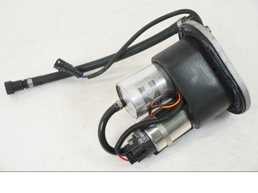 Extrabild2 på Bensinpump insprut från en Aprilia Tuono V4R -2011 motorcykel.