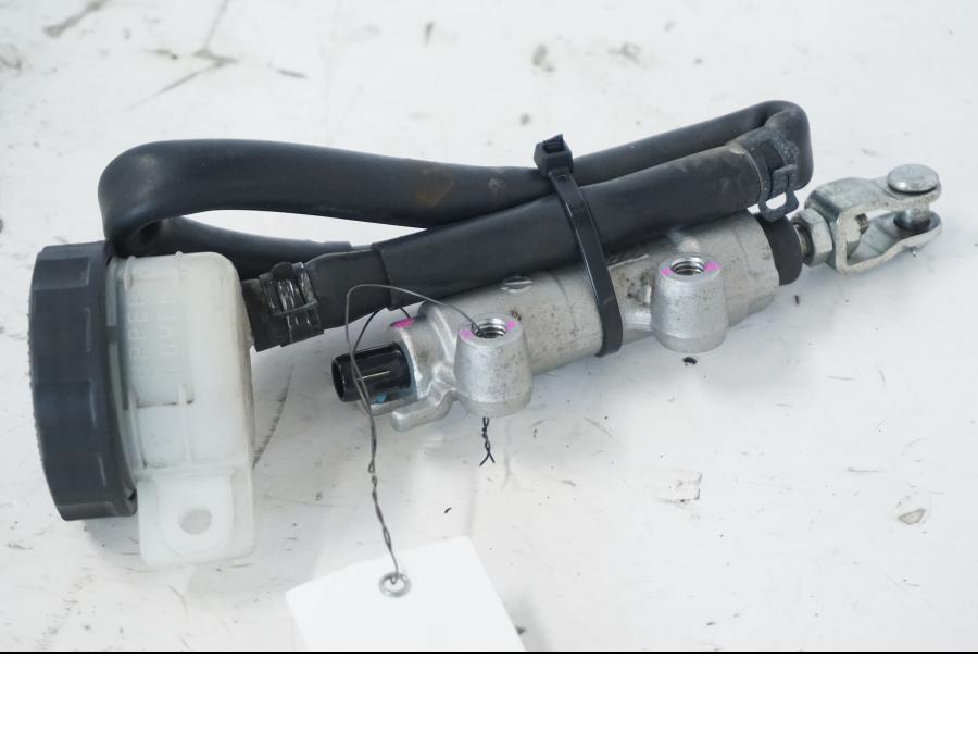 Snett nerifrån på Bromshuvudcylinder från en Kawasaki ER-6N -2012 motorcykel.