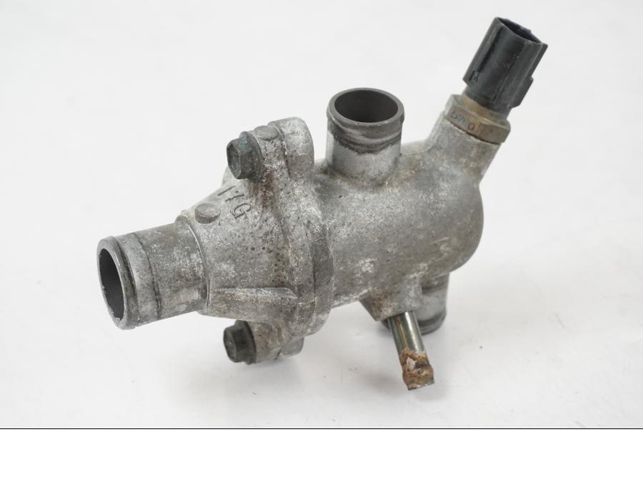 Vänster sida på Vattentermostathus från en Suzuki SV 650 S -2005 motorcykel.