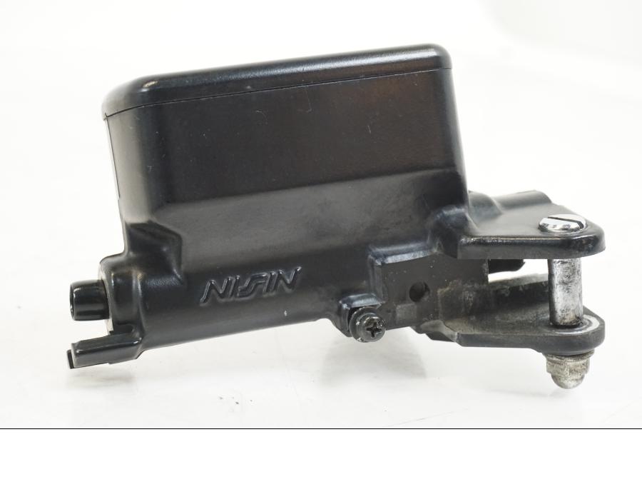 Snett nerifrån på Kopplingshuvudcylinder från en Honda VFR 800 -2003 motorcykel.