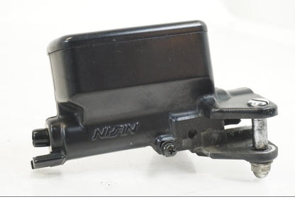 Snett nerifrån på Kopplingshuvudcylinder från en Honda VFR 800 -2003 motorcykel.